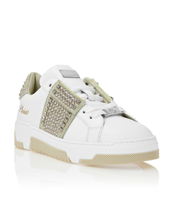 Białe sneakersy z ćwiekami - Image #1