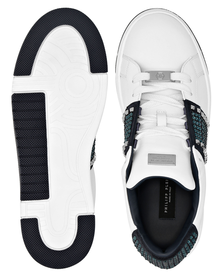 Białe sneakersy z ćwiekami - Image #3