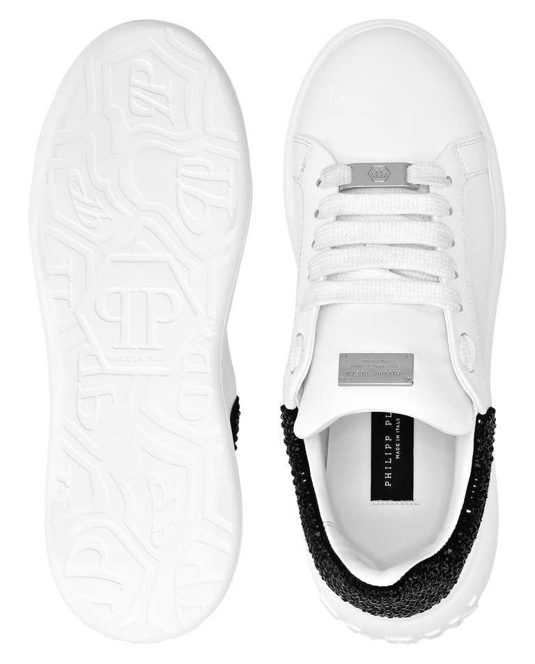 Skórzane sneakersy z czarnymi kryształami - Image #3