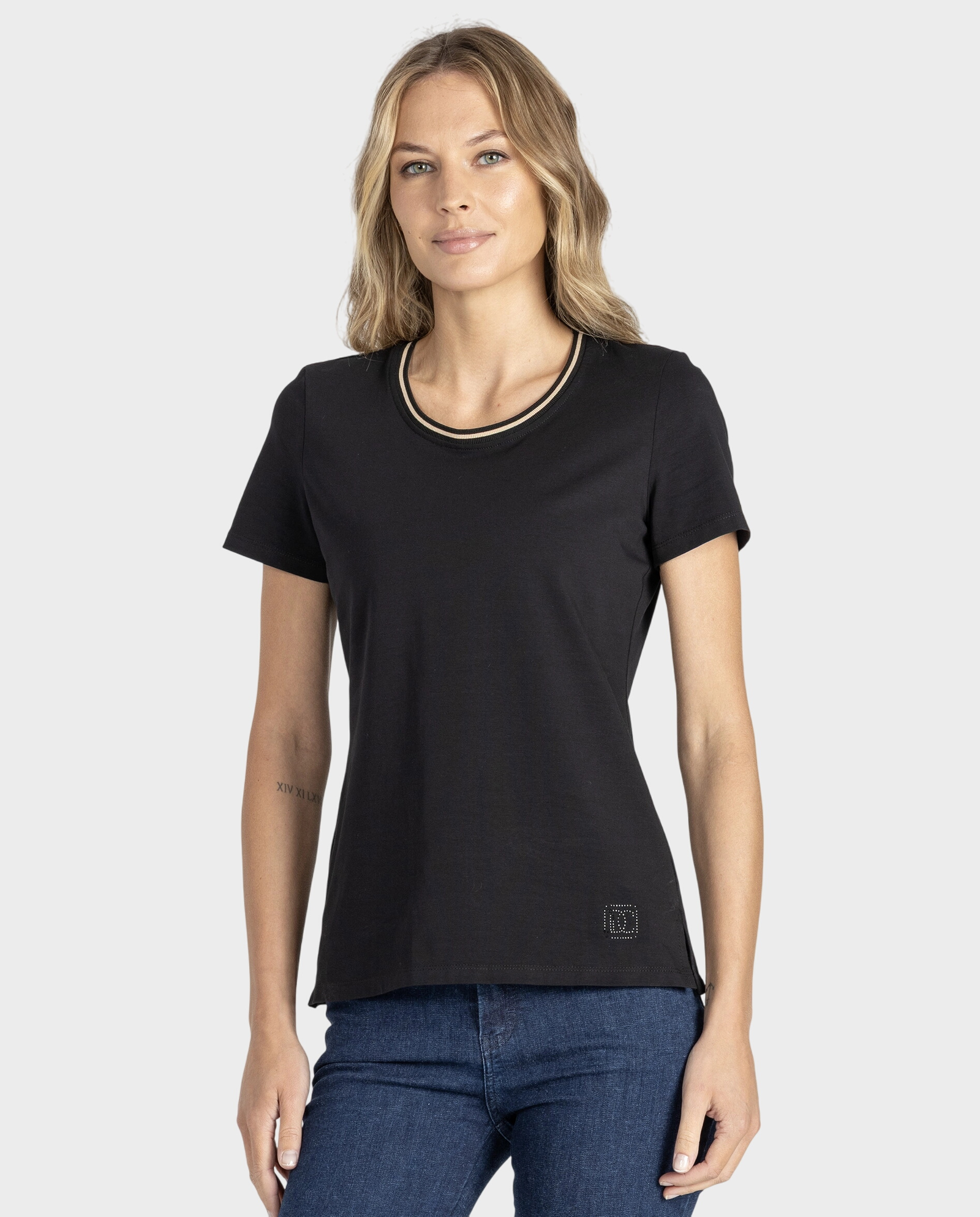 Czarny t-shirt z ozdobnym dekoltem - Image #0