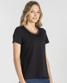 Czarny t-shirt z ozdobnym dekoltem - Image #2