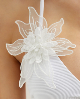 Biała góra od bikini z kwiatem - Image #4