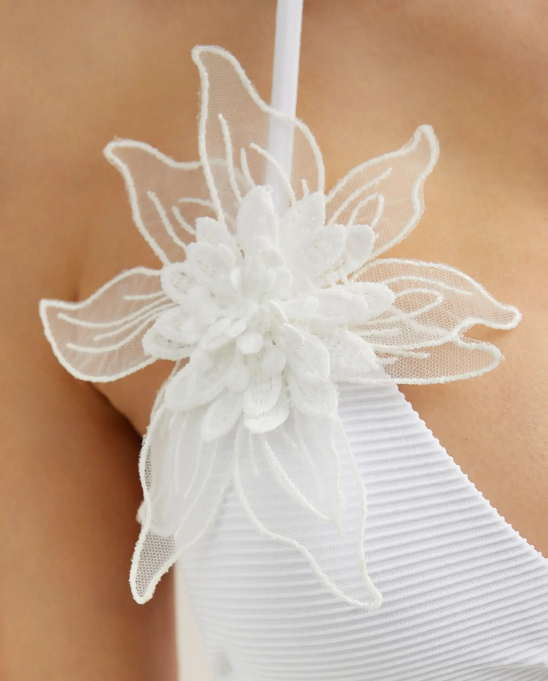 Biała góra od bikini z kwiatem - Image #4
