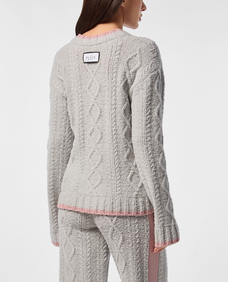 Szary dzianinowy sweter z haftem - Image #1