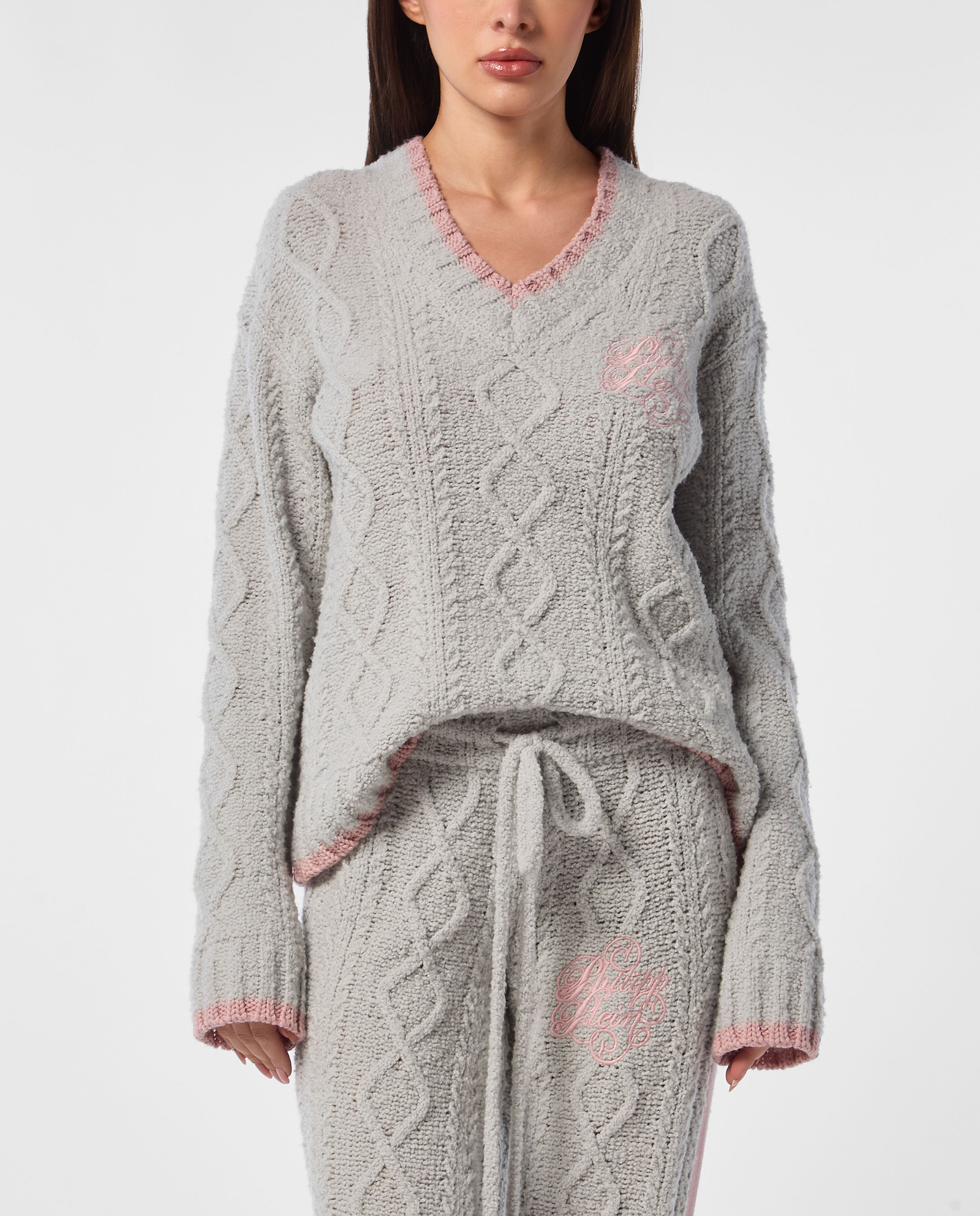 Szary dzianinowy sweter z haftem - Image #0