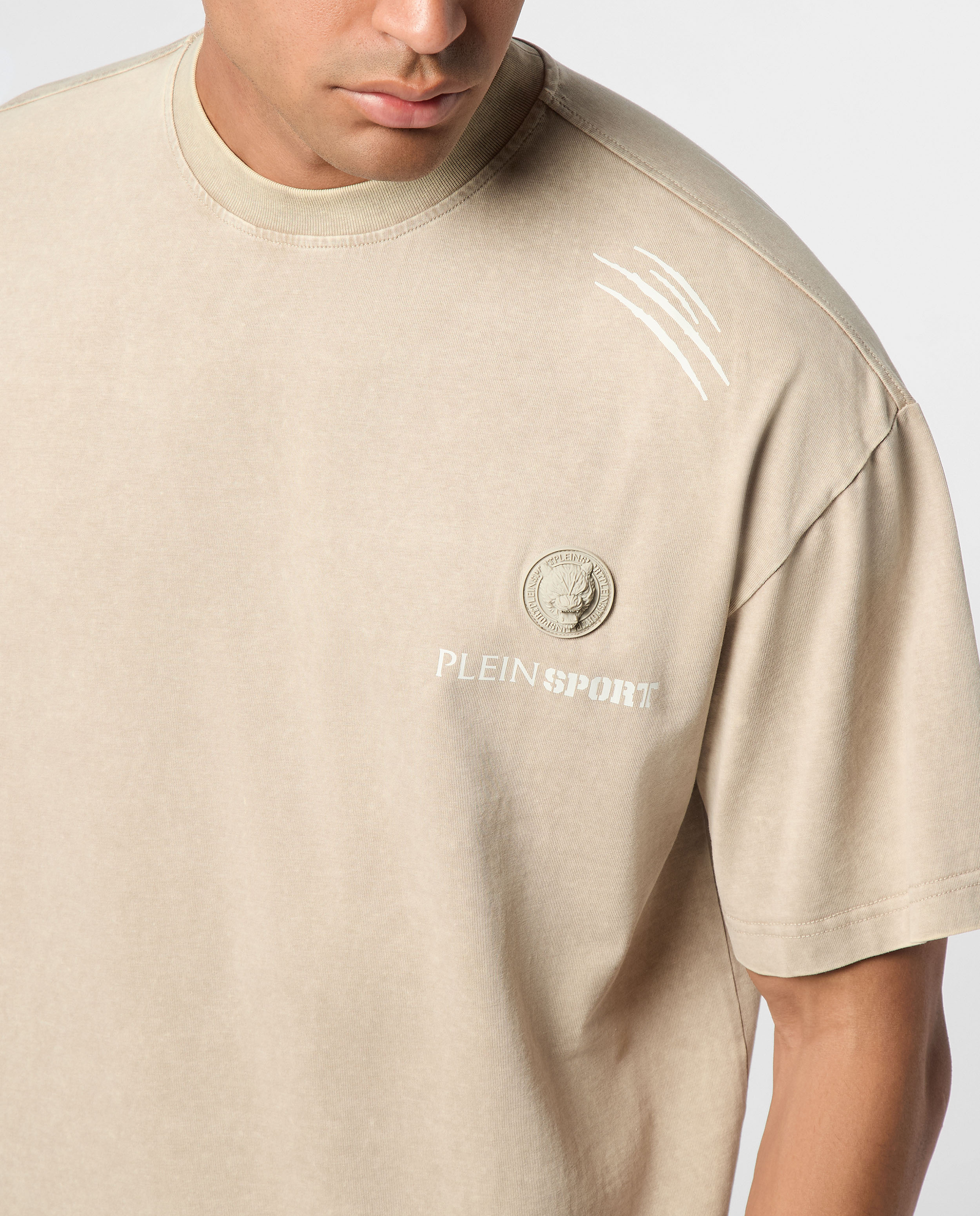 Beżowy t-shirt o luźnym kroju - Image #4