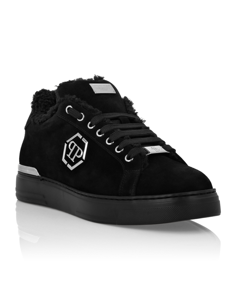 Zamszowe sneakersy z ociepleniem - Image #1