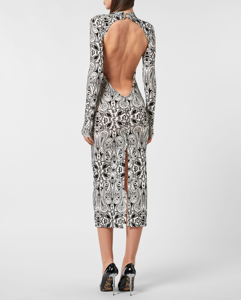 Tiulowa sukienka z odkrytymi plecami