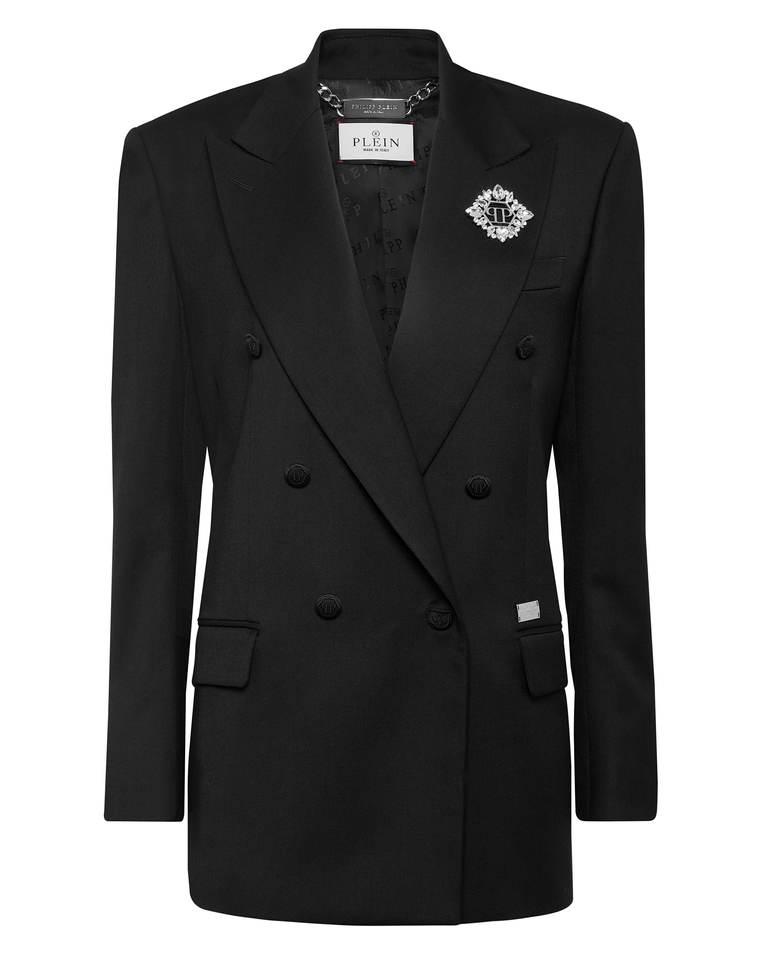 Czarna dwurzędowa marynarka z ozdobną broszką