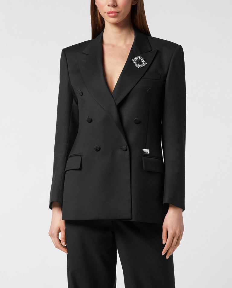 Czarna dwurzędowa marynarka z ozdobną broszką