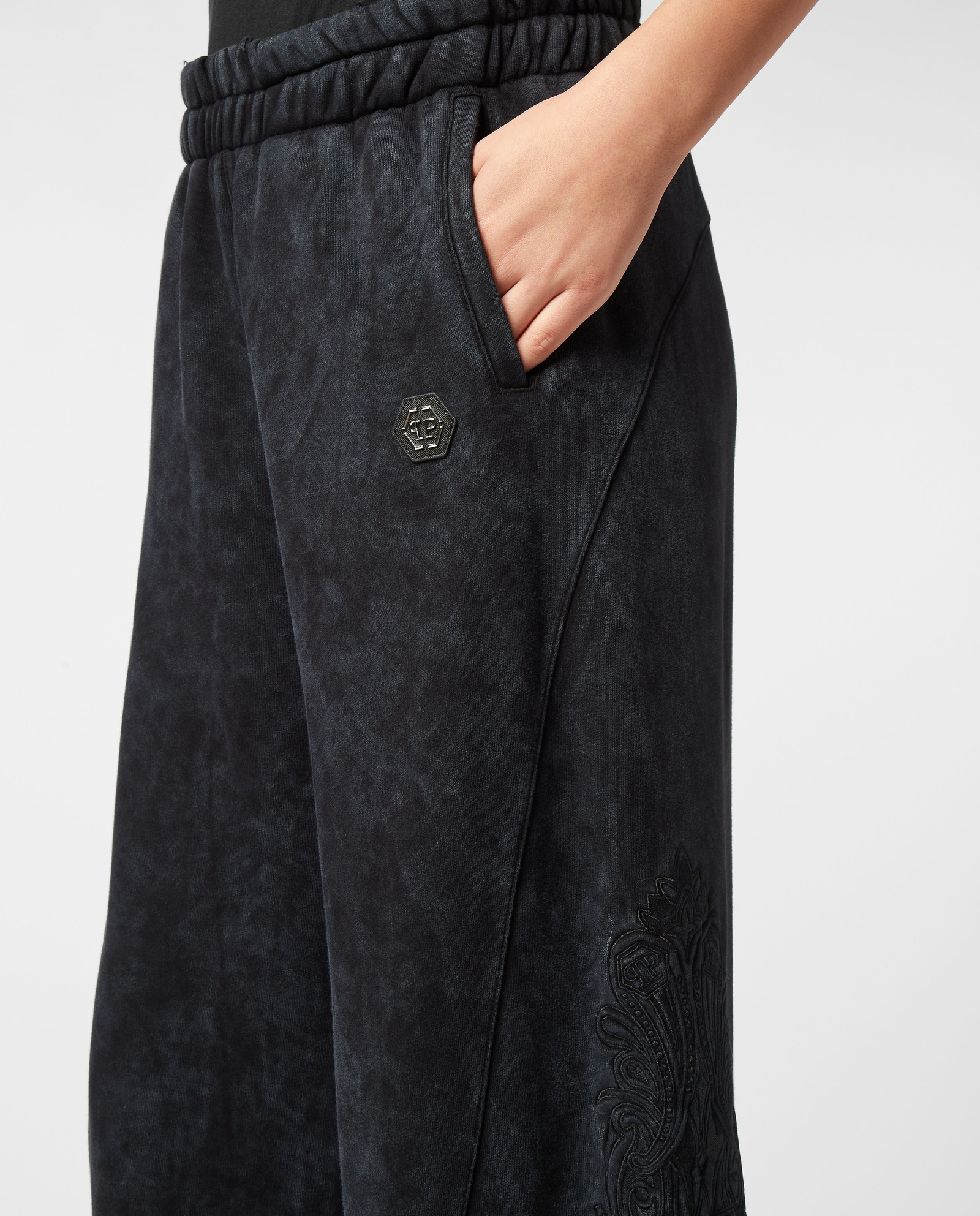 Spodnie dresowe z haftem - Image #4