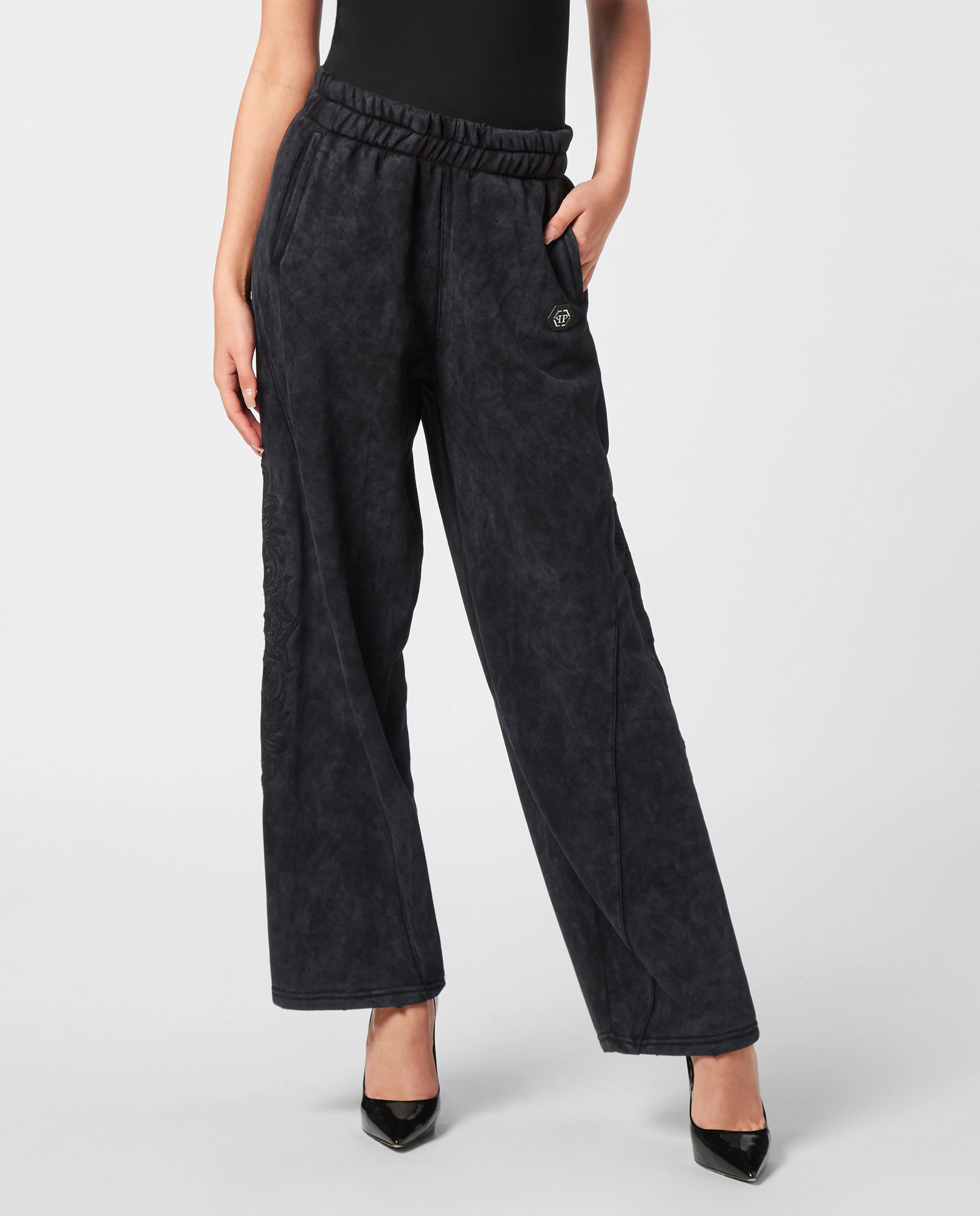 Spodnie dresowe z haftem - Image #0