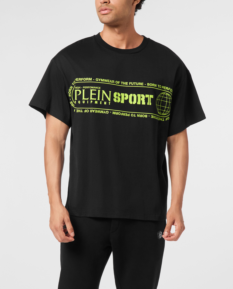 Czarny t-shirt z kontrastowymi napisami