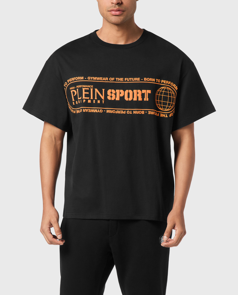 T-shirt z pomarańczowymi napisami