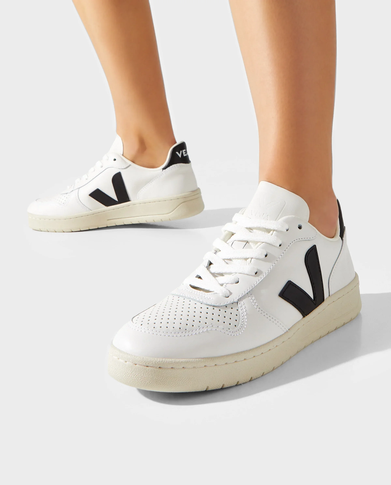Białe sneakersy V-10 - Image #0