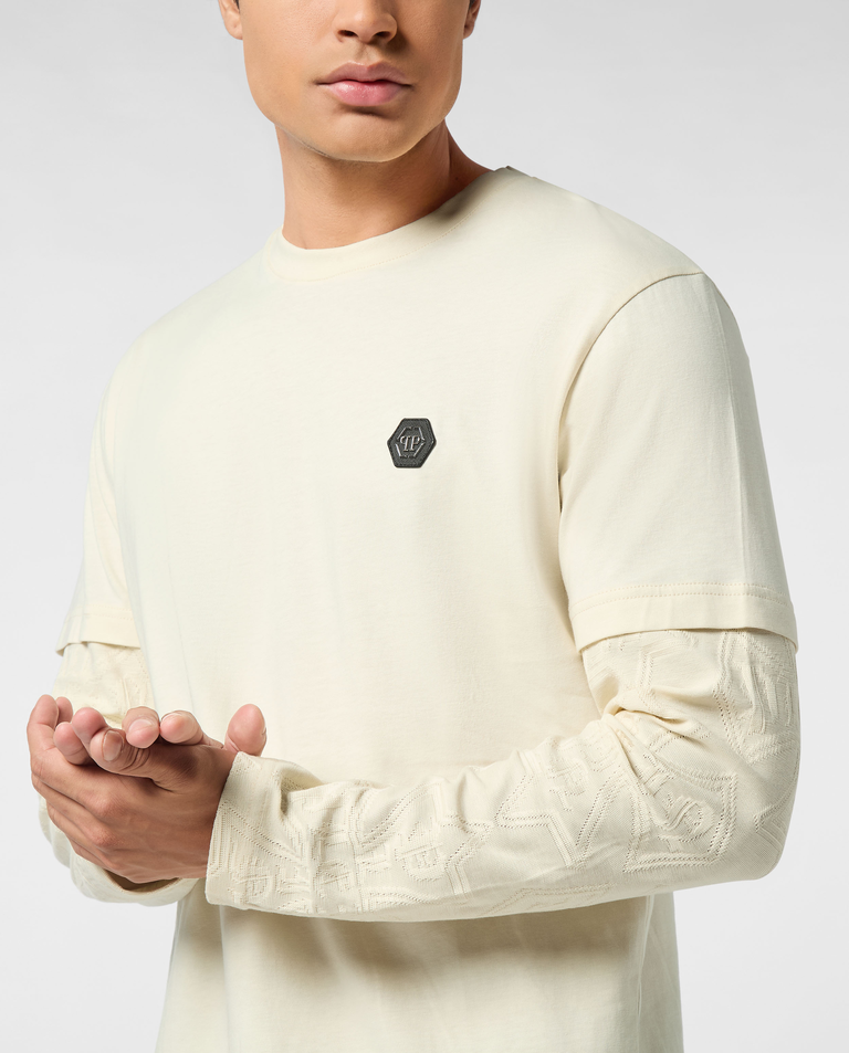 Beżowa koszulka z podwójnym rękawem - Image #3