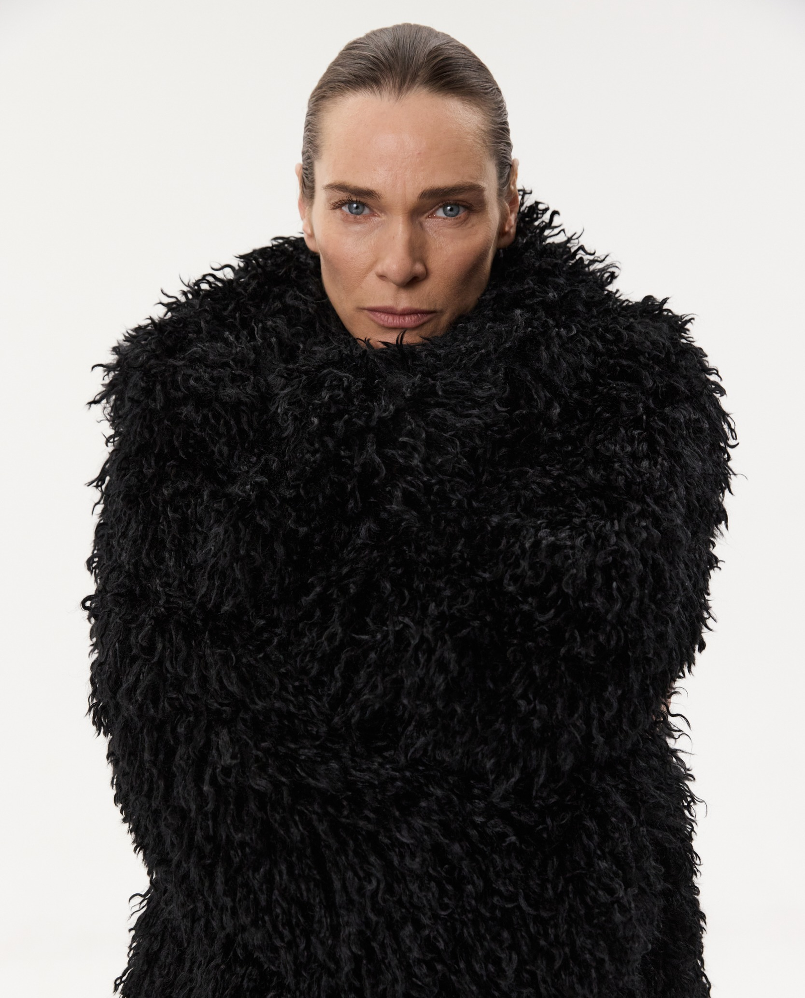 Czarny futrzany płaszcz - Image #9