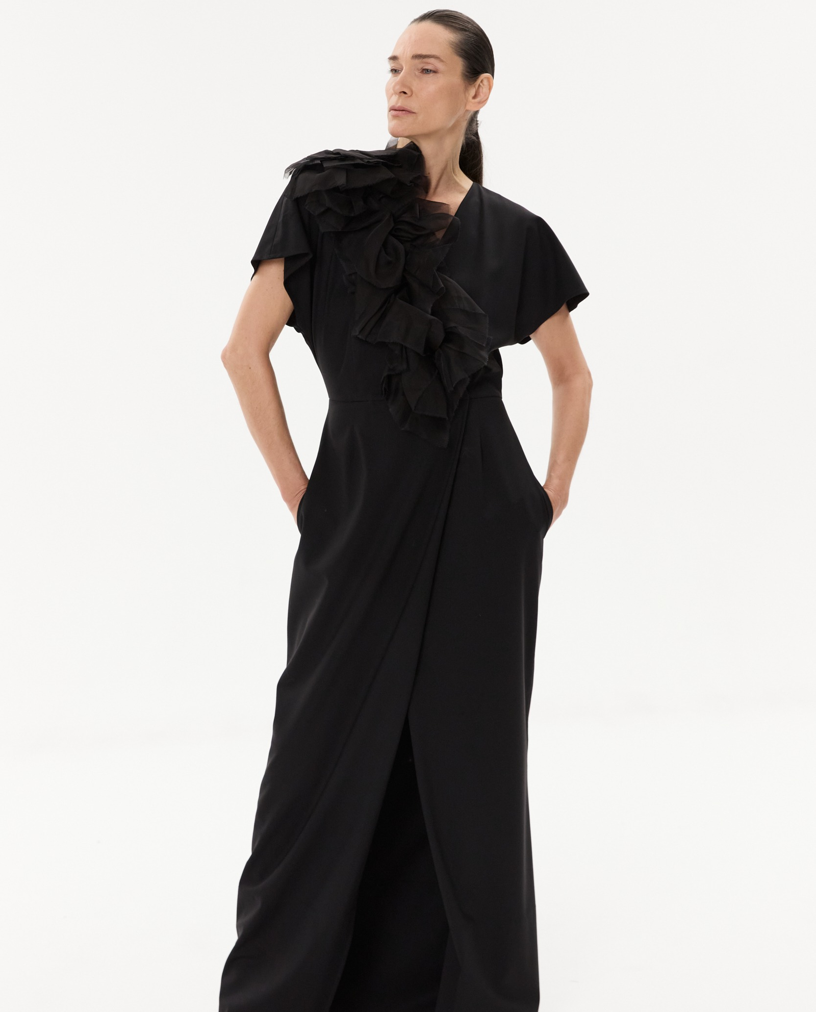 Czarna sukienka z ornamentem - Image #3