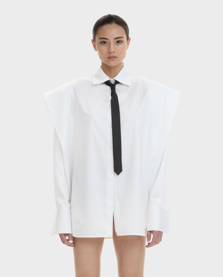 Biała koszula z szerokimi ramionami