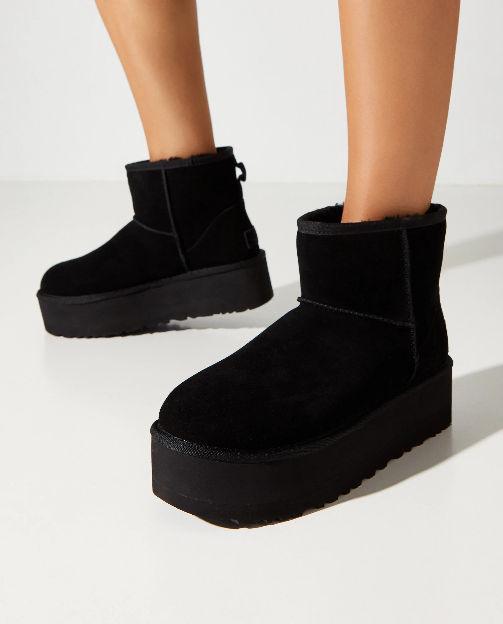 Czarne śniegowce Classic Mini Platform - Image #0