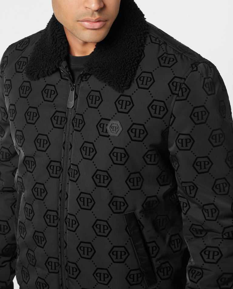 Czarna kurtka bomber z futrzanym kołnierzem - Image #4