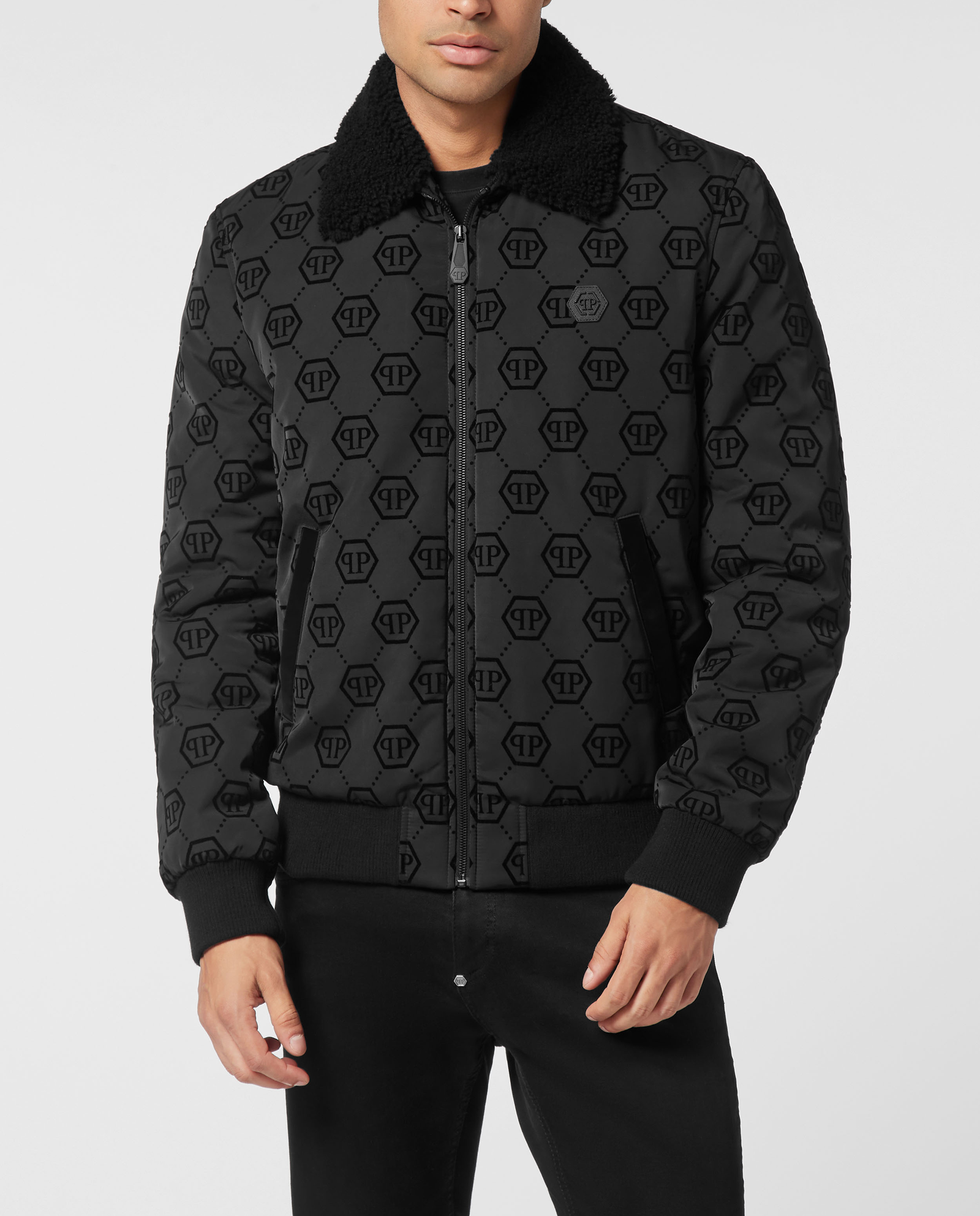 Czarna kurtka bomber z futrzanym kołnierzem - Image #0