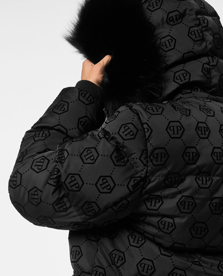 Czarna kurtka puchowa z logowaniem - Image #4