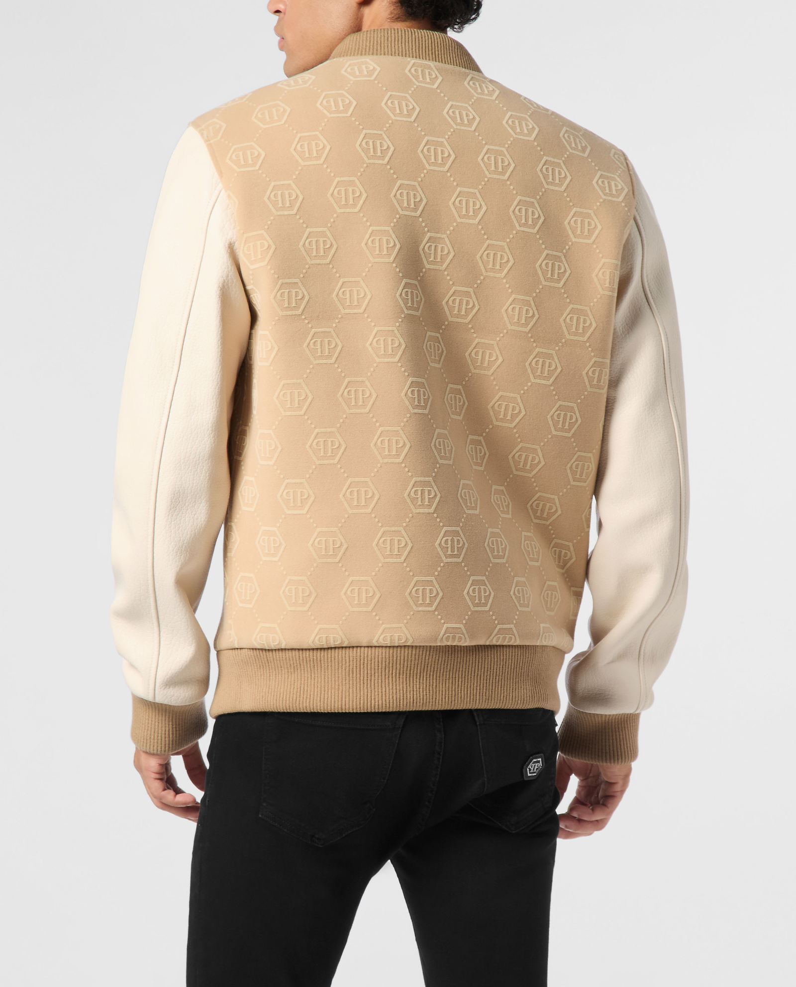 Beżowa kurtka bomber z monogramem - Image #3