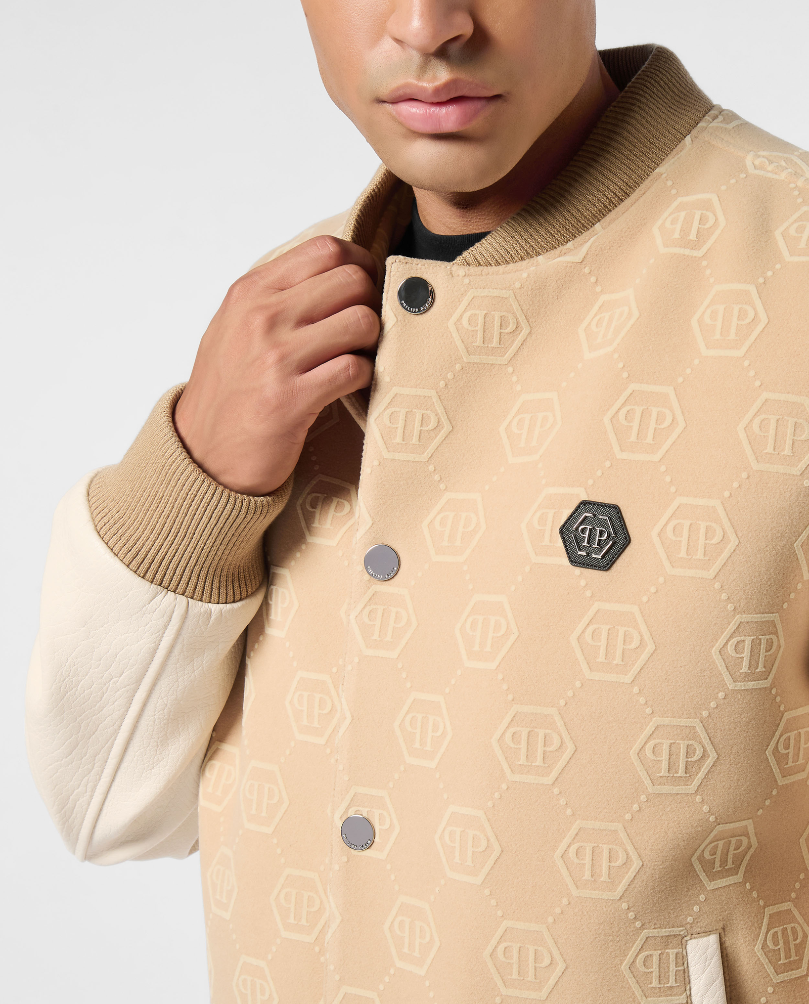 Beżowa kurtka bomber z monogramem - Image #5