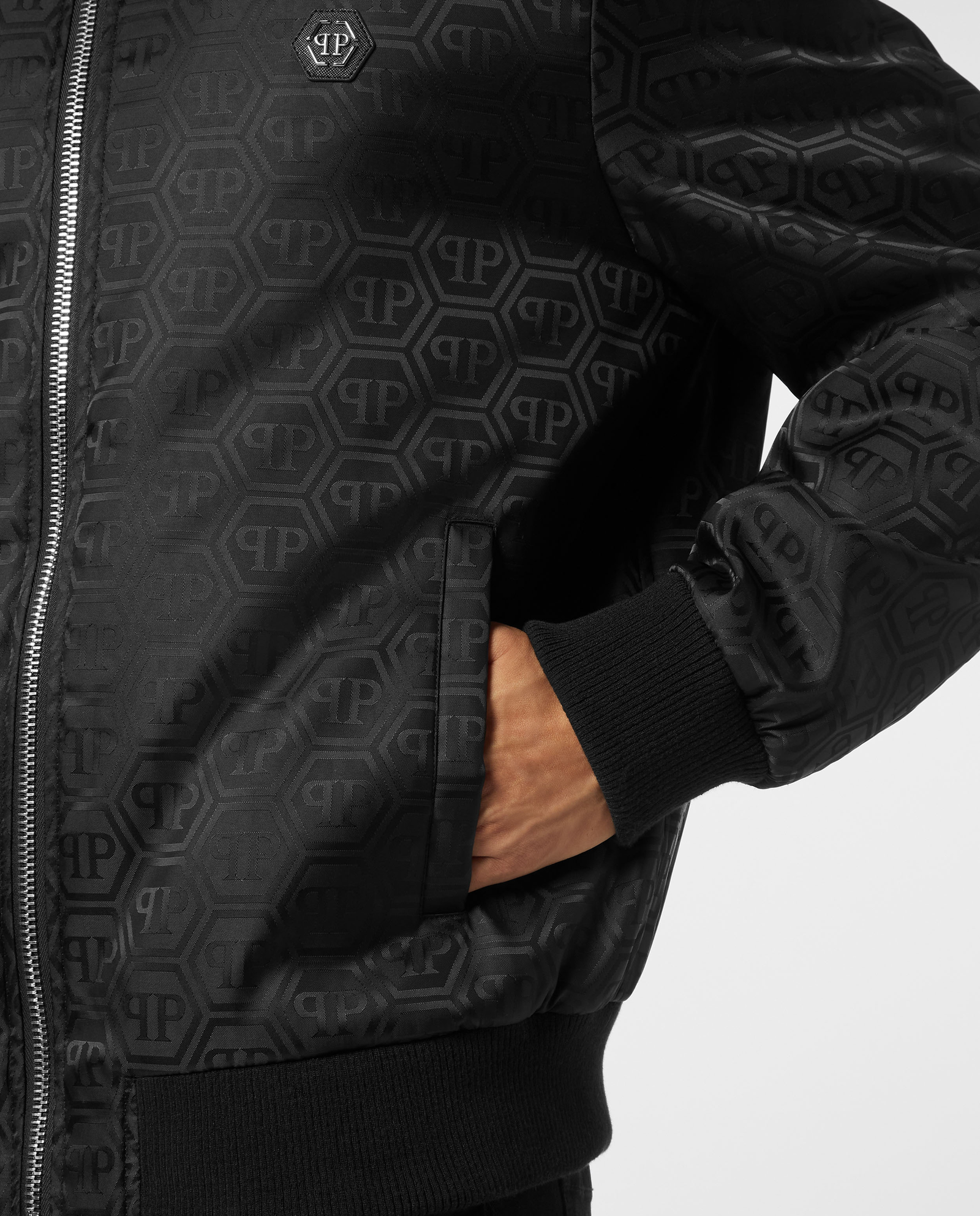 Czarna kurtka bomber z monogramem - Image #5