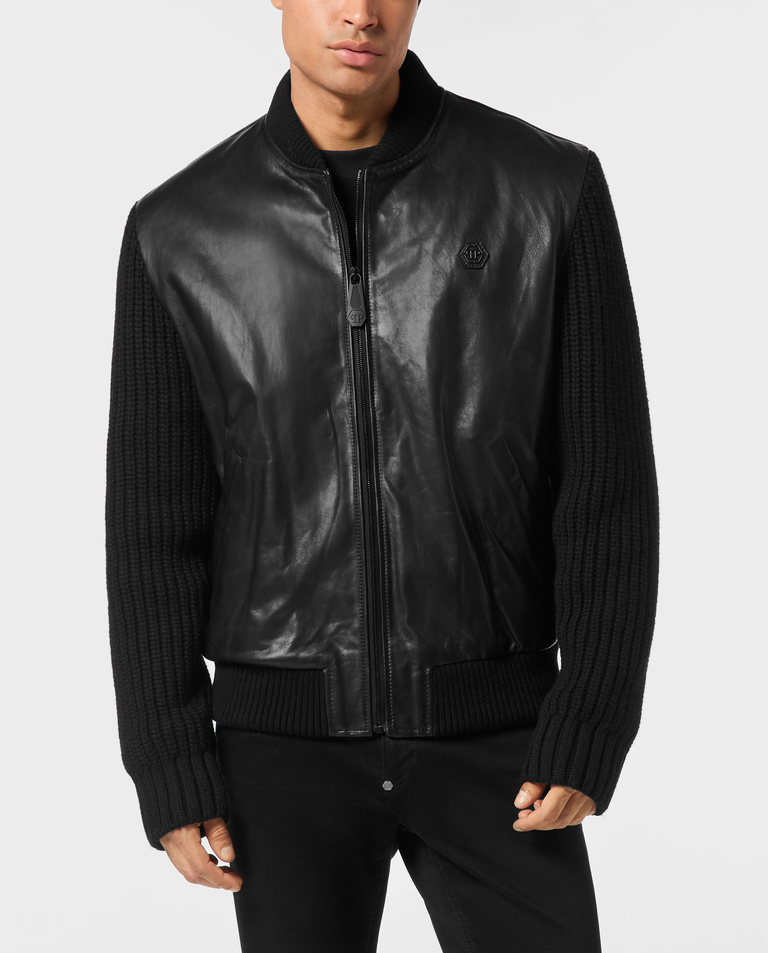 Czarna skórzana bomberka