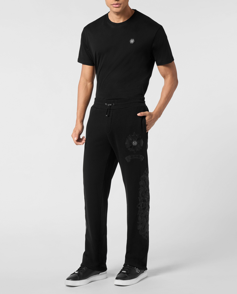 Czarne spodnie dresowe ze skórzanymi naszywkami