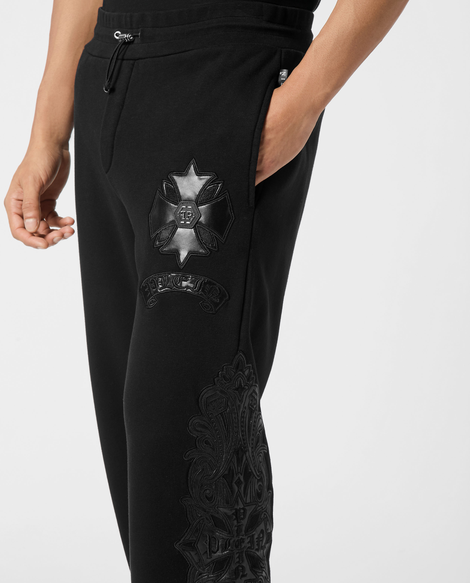 Czarne spodnie dresowe ze skórzanymi naszywkami - Image #3