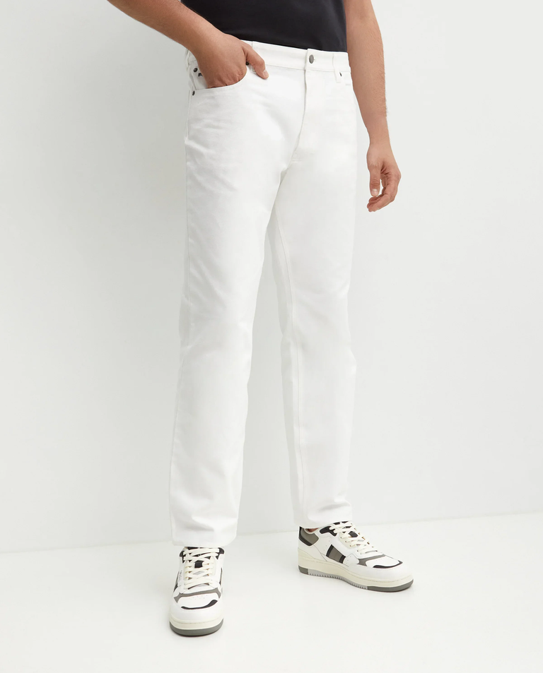 Białe jeansy z logo