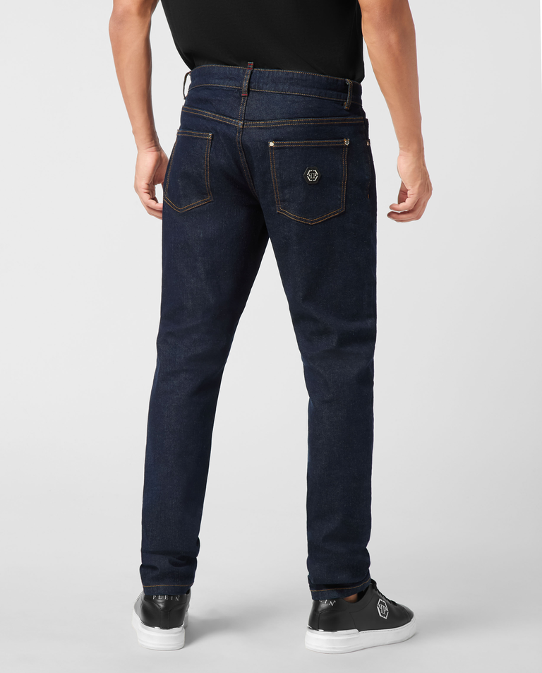 Ciemnoniebieskie jeansy o prostym kroju