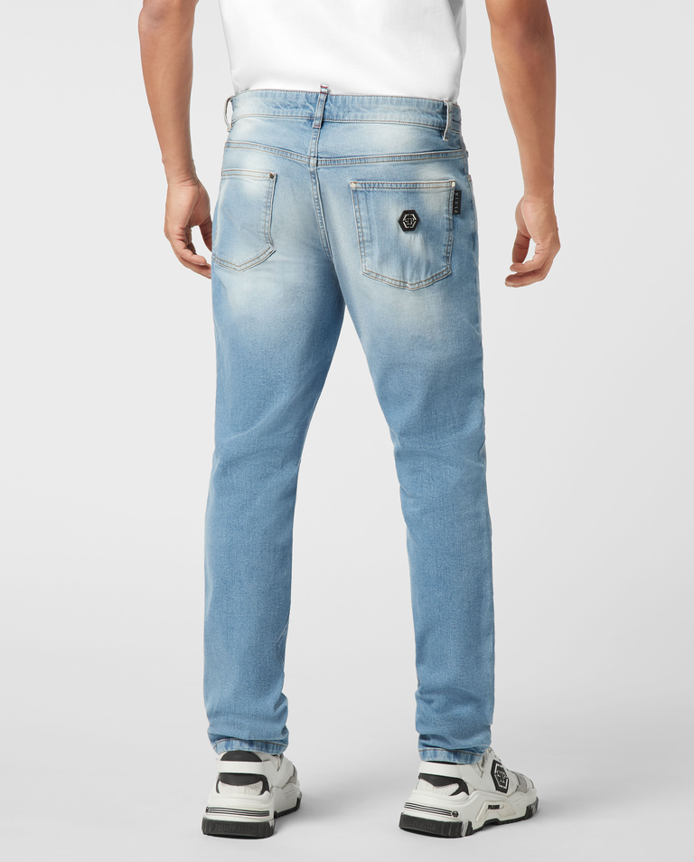 Jasnoniebieskie jeansy o prostym kroju