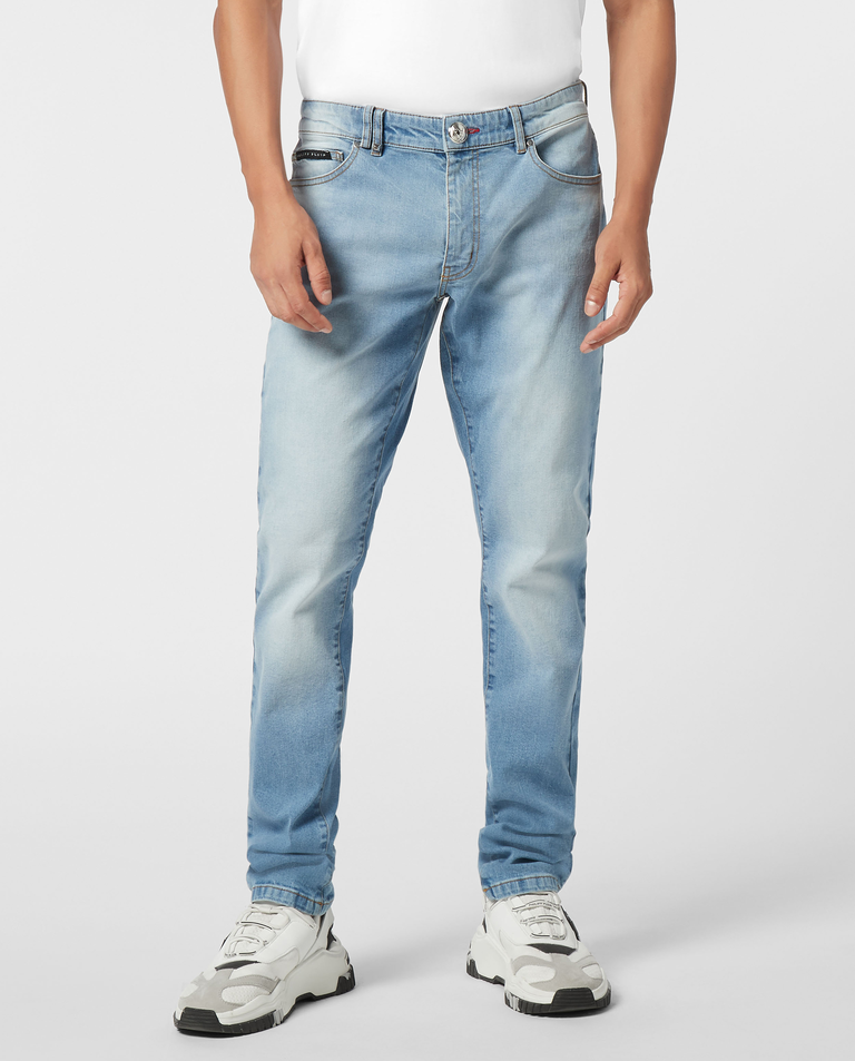 Jasnoniebieskie jeansy o prostym kroju