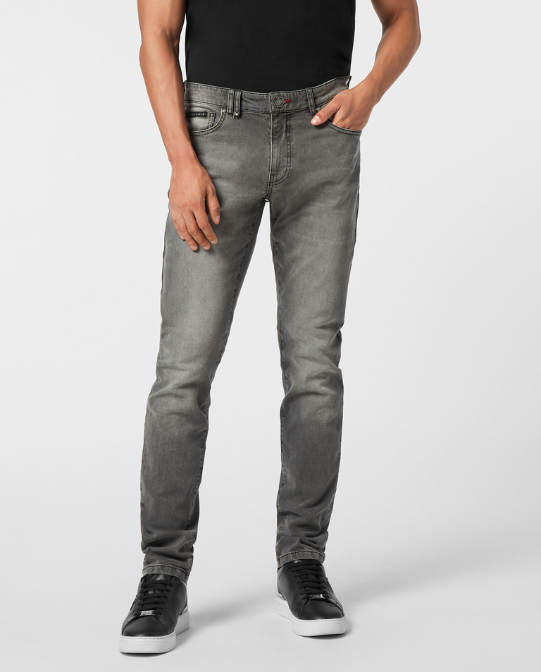 Szare jeansy o prostym kroju