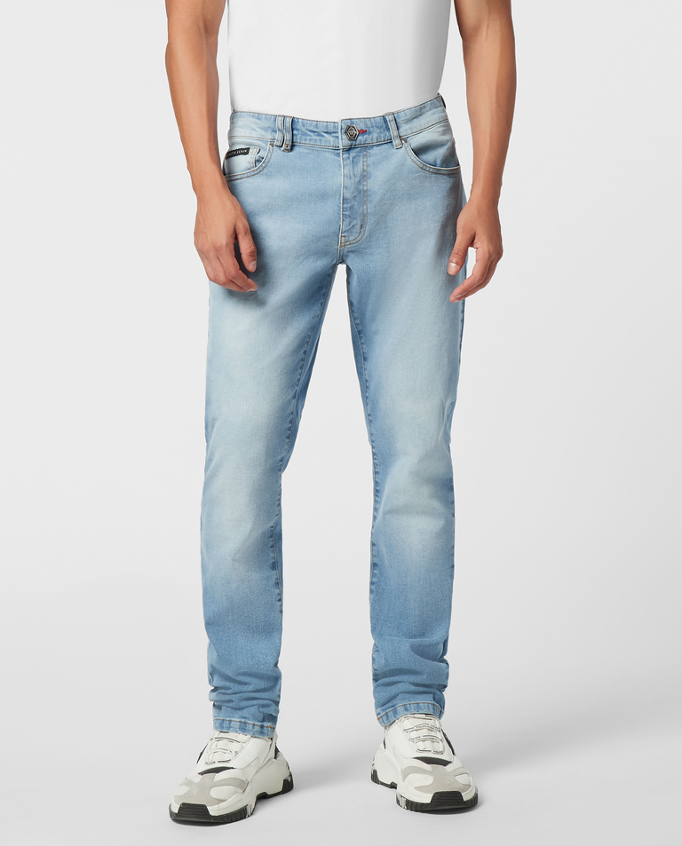 Niebieskie jeansy o prostym kroju