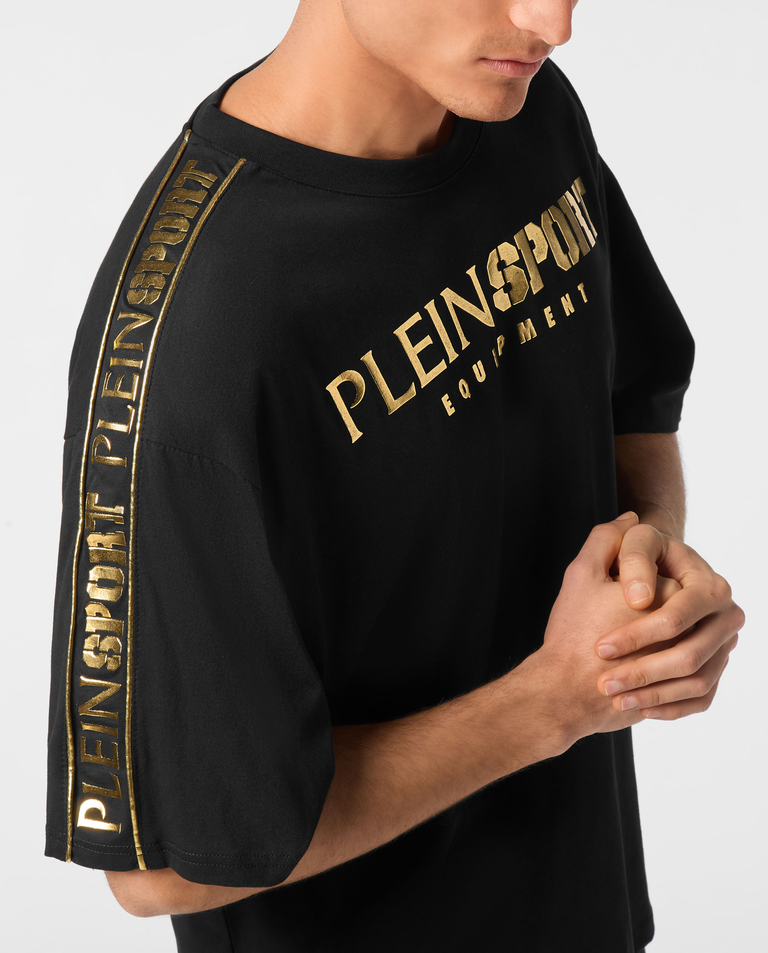 T-shirt ze złotym logo - Image #4