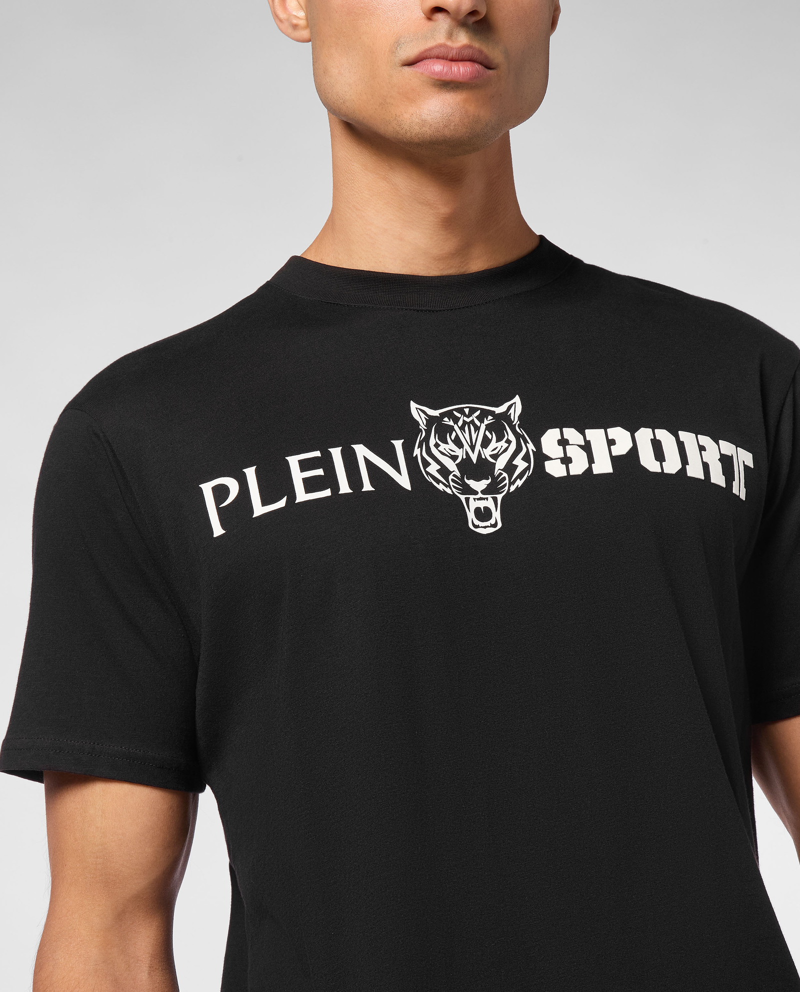 Czarny t-shirt z okrągłym dekoltem - Image #4