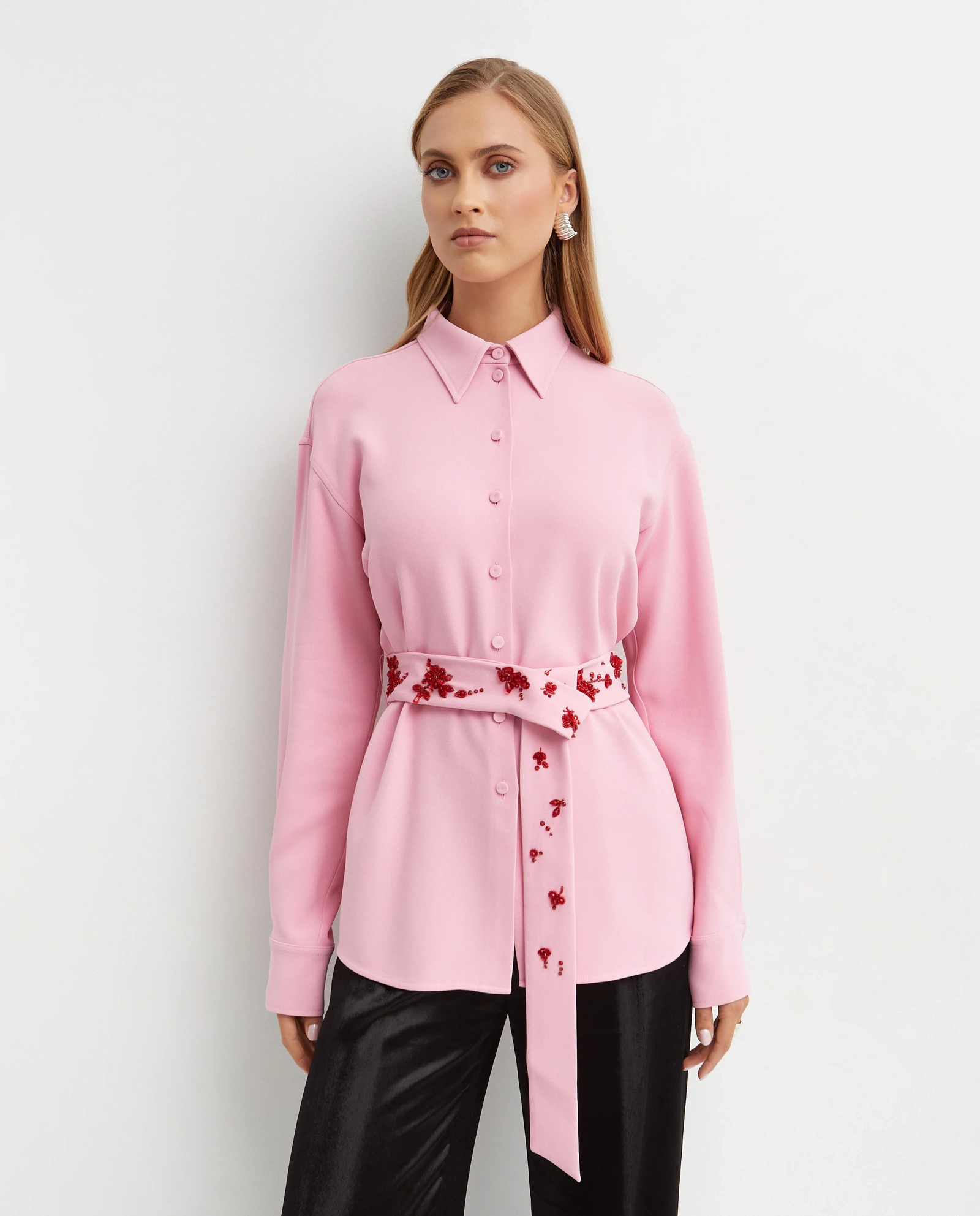 Różowa koszula z ozdobnym paskiem - Image #0