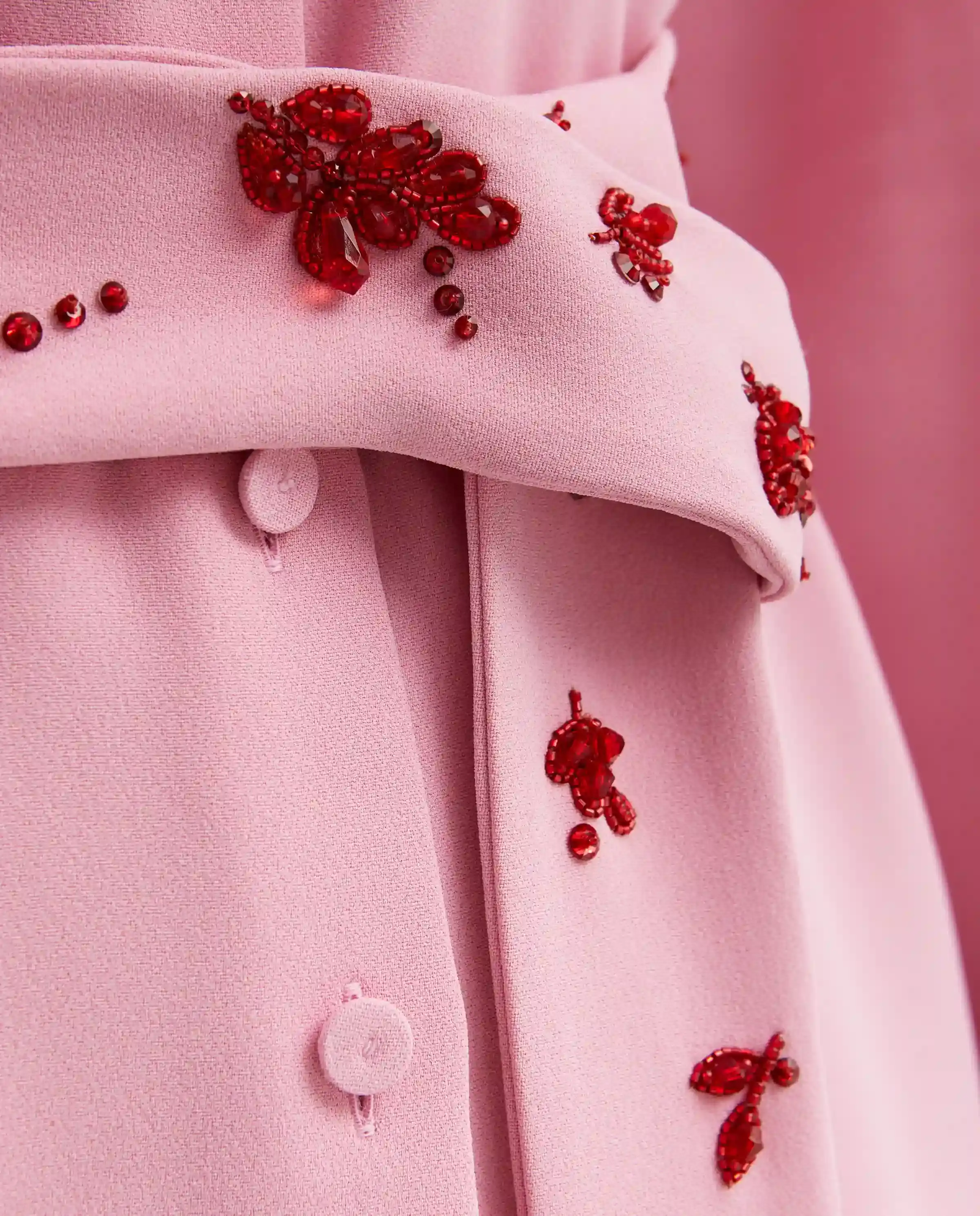 Różowa koszula z ozdobnym paskiem - Image #3