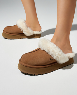 Beżowe klapki z futerkiem i logo - Image #0