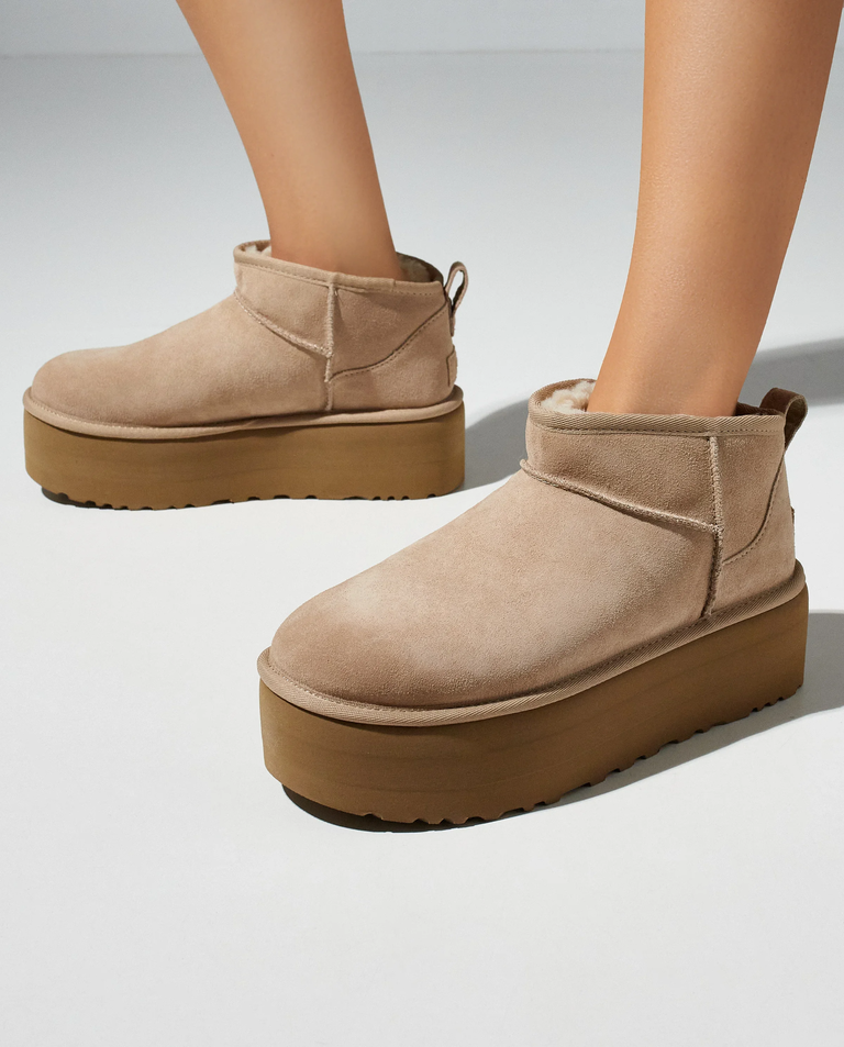 Beżowe śniegowce Classic Ultra Mini Platform