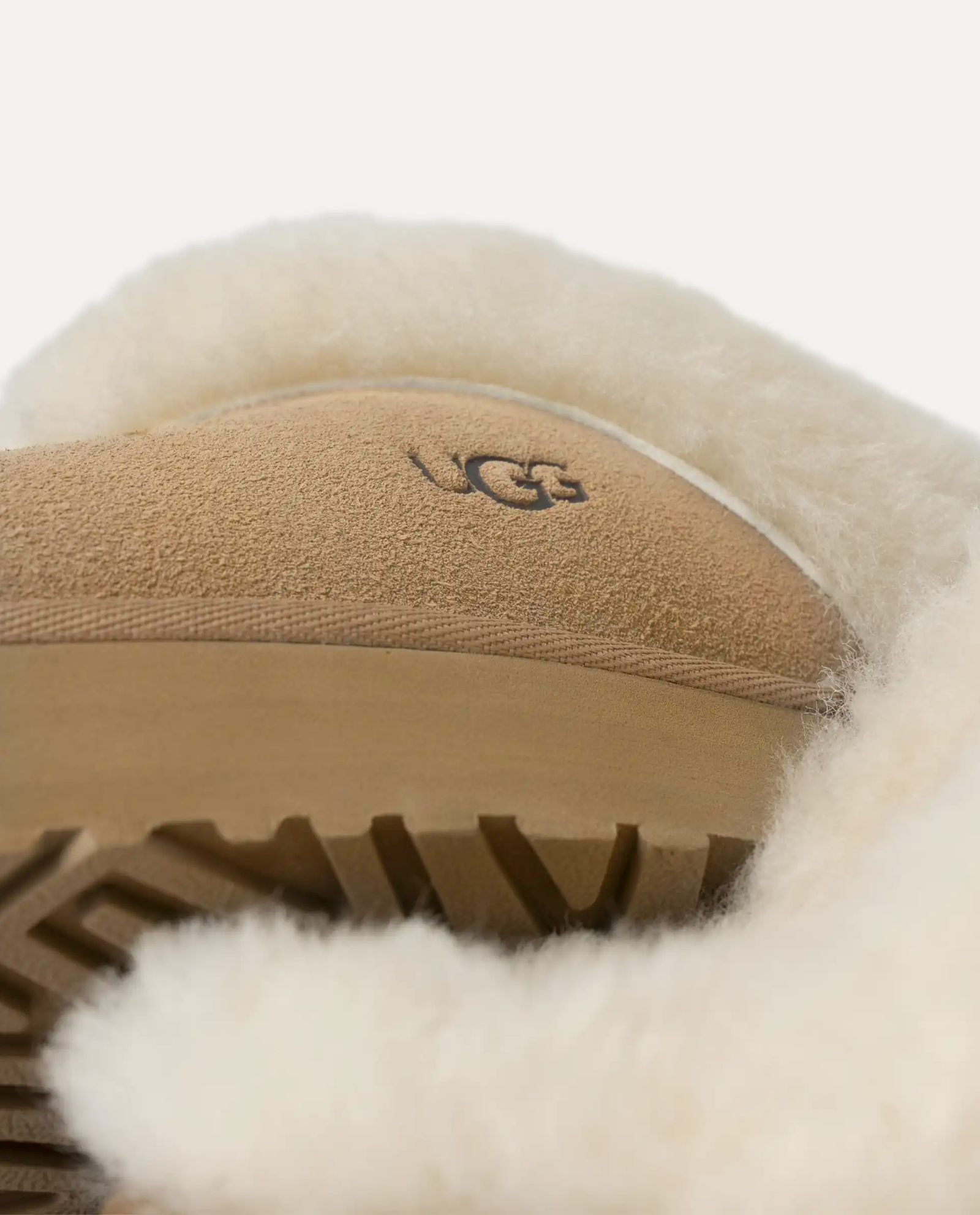 Beżowe klapki z futerkiem i logo - Image #3