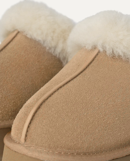 Beżowe klapki z futerkiem i logo - Image #4