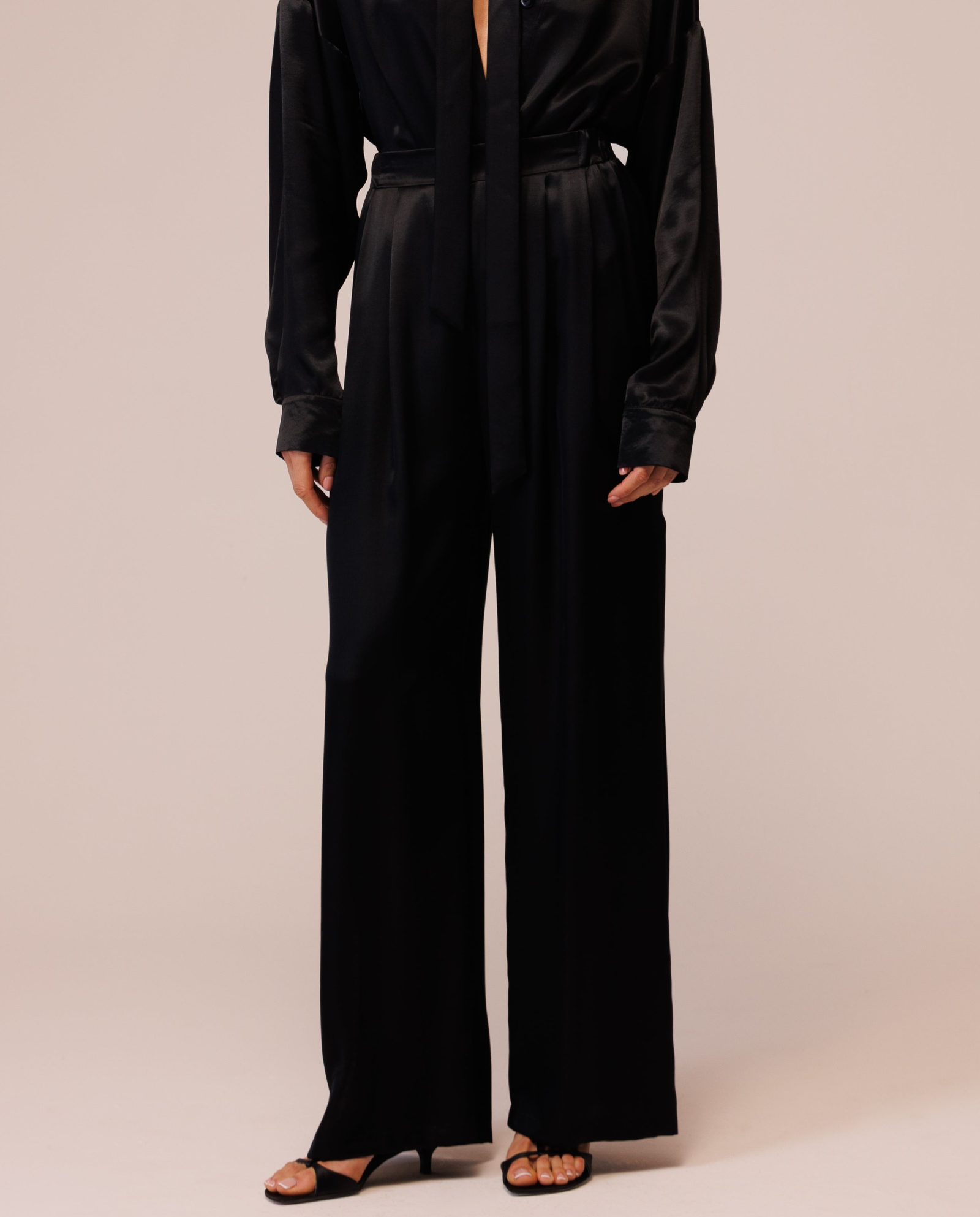 Czarne spodnie satynowe z rozcięciami - Image #0