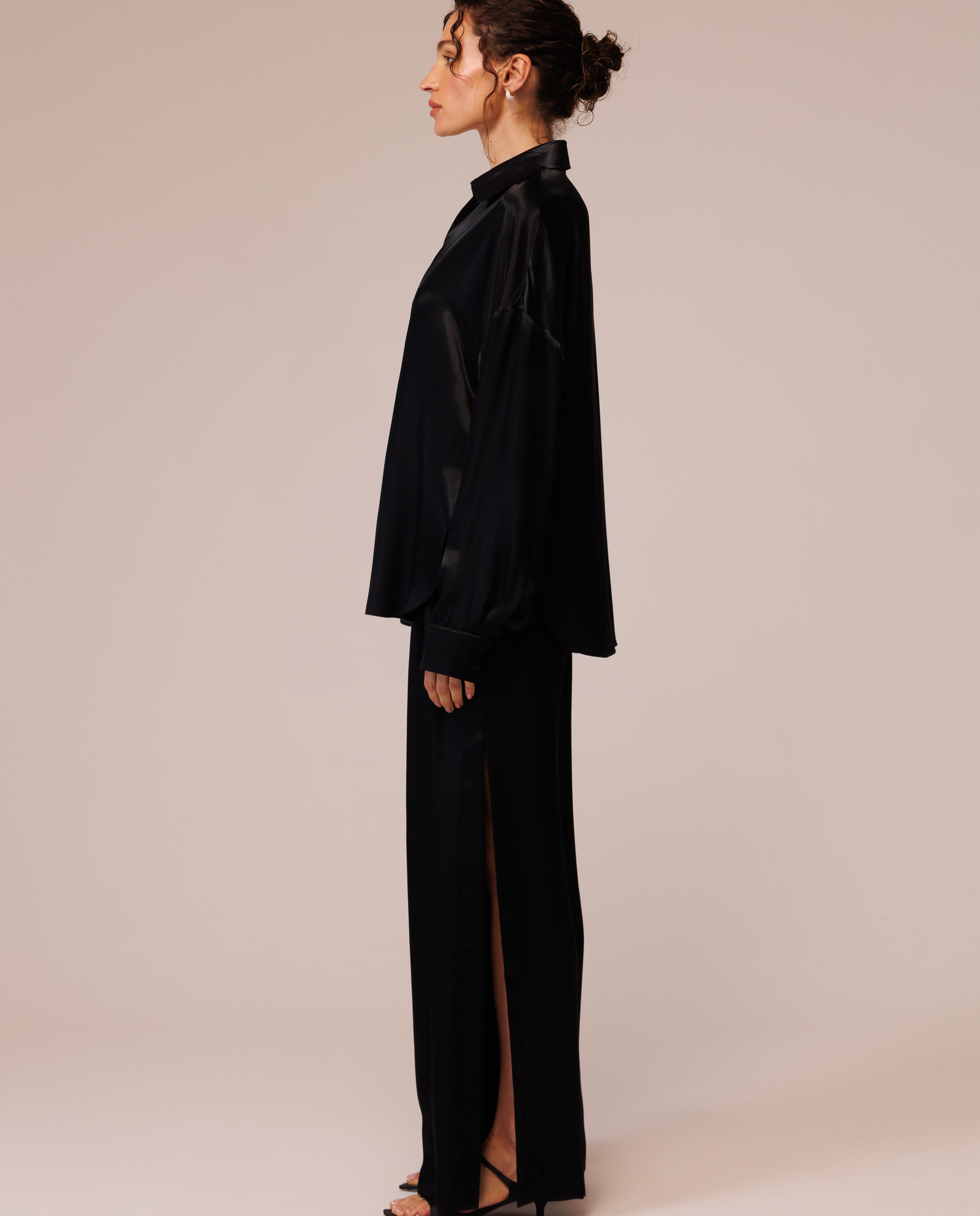 Czarne spodnie satynowe z rozcięciami - Image #3