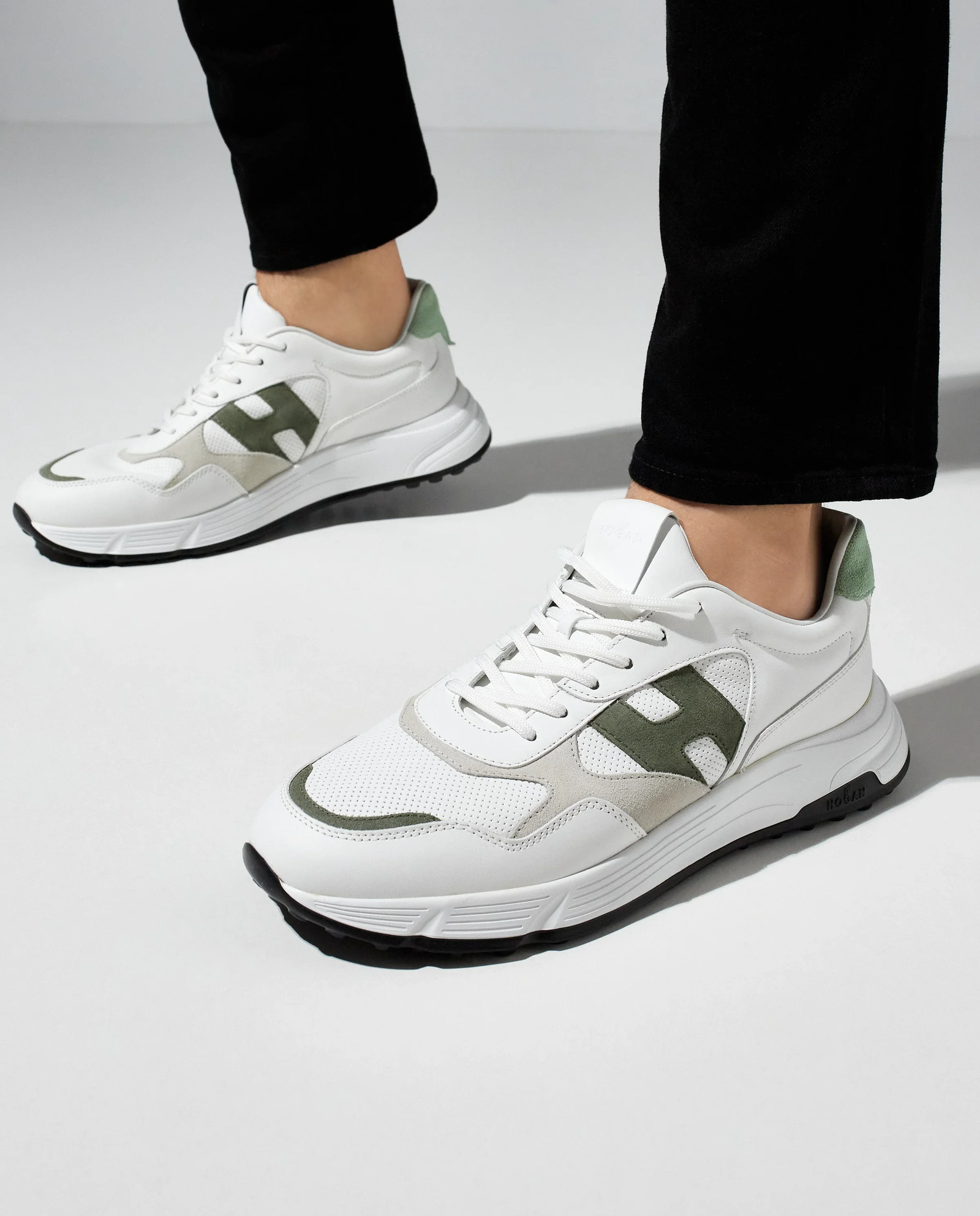 Białe skórzane sneakersy Hyperlight z zielonymi akcentami - Image #0